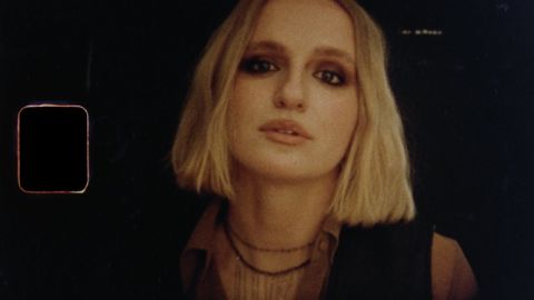 Kaia Fincher перетворює бажання на вампірську історію кохання у відео «Take My Love»